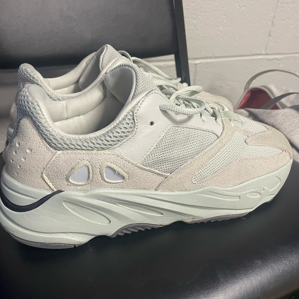 Adidas Yeezy 700 used 9/10